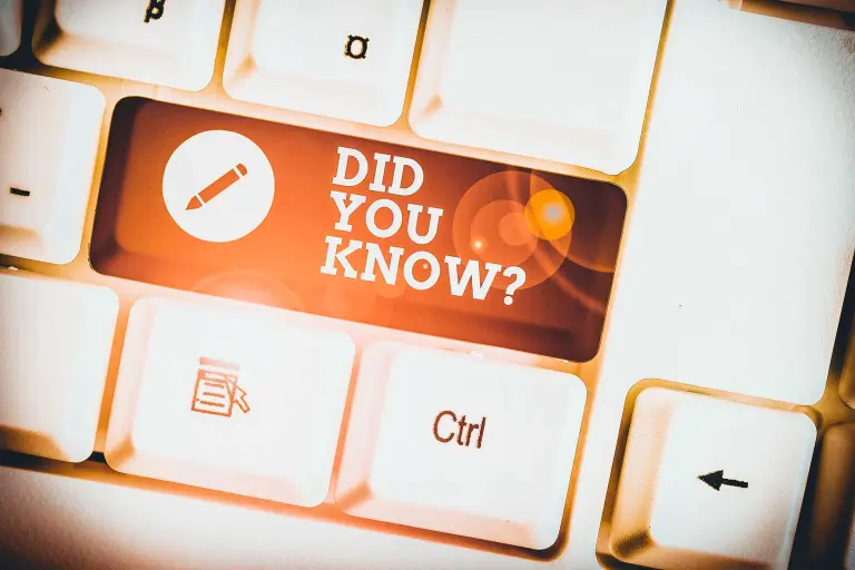 Natpis „Did you know?“ Činjenice i brojke, informacije o kompaniji Sto, bela tastatura; izvor slike: © Artur | www.stock.adobe.com