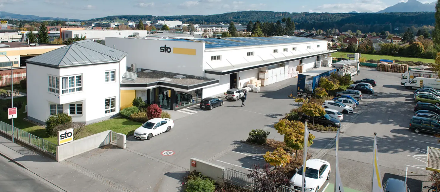 Zgrada kompanije Sto sa kancelarijskim delom, magacinom i parkingom, u pozadini zelena priroda.