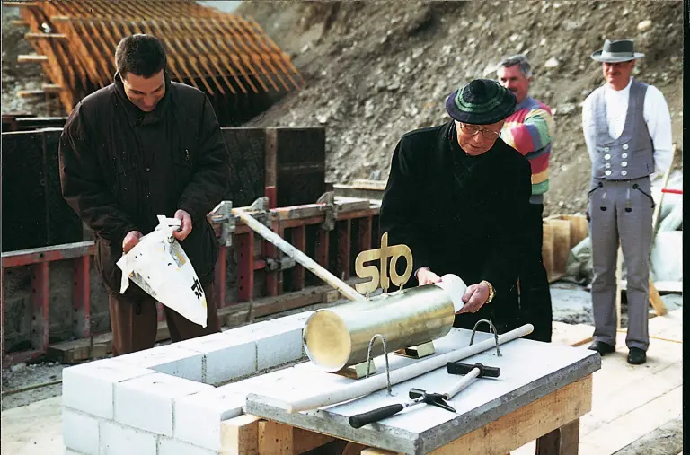 Osnivač kompanije Fritz Stotmeister pomaže u plastičnom oblikovanju logotipa Sto.