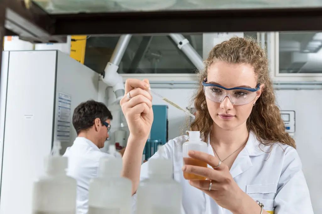 Zaposleni kompanije Sto u istraživačkoj laboratoriji, istraživanje i razvoj u kompaniji Sto.