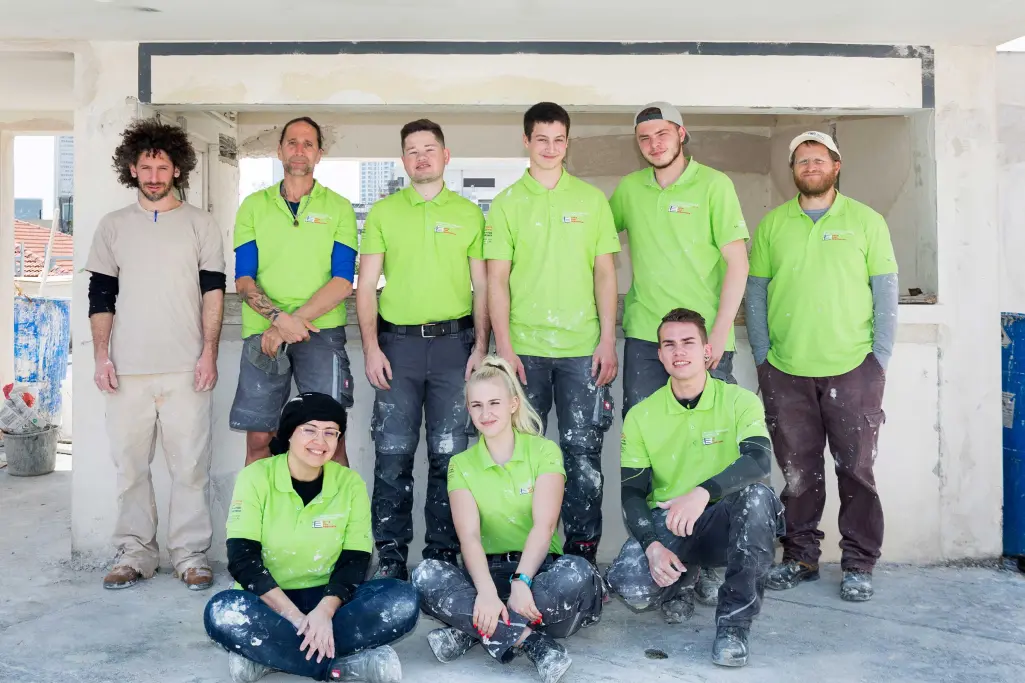 Mladi zanatlije obnavljaju fasadu Bauhausa u Tel Avivu.