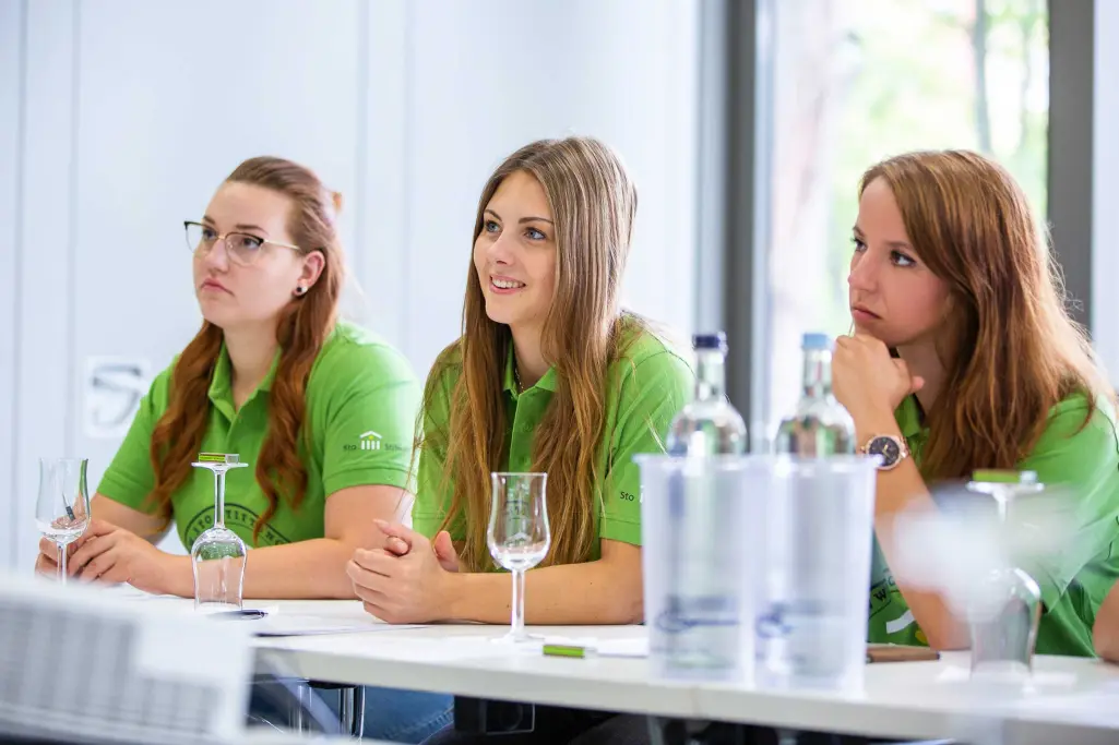 Učesnici na sastanku stipendista tehničara za boje i lakove u Drezdenu.