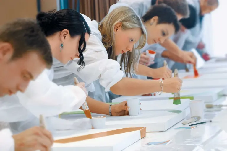 Sto-Fondacija: Učesnici na nacionalnom takmičenju mladih stručnjaka u molersko-lakirerskoj struci; izvor slike: © Michael Herrmann.