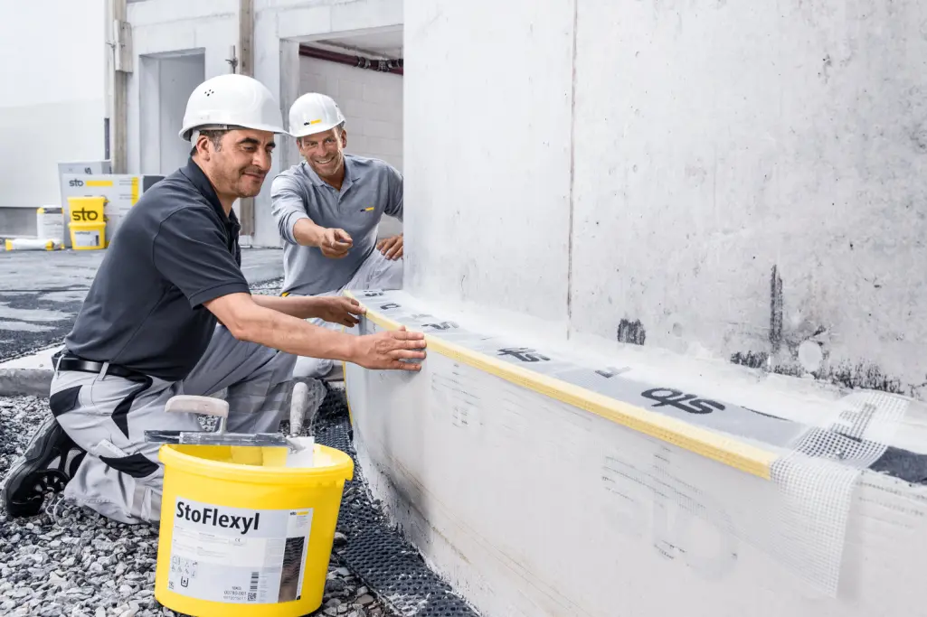 Sto tehničari za primenu pružaju podršku na licu mesta zajedno sa majstorom na gradilištu