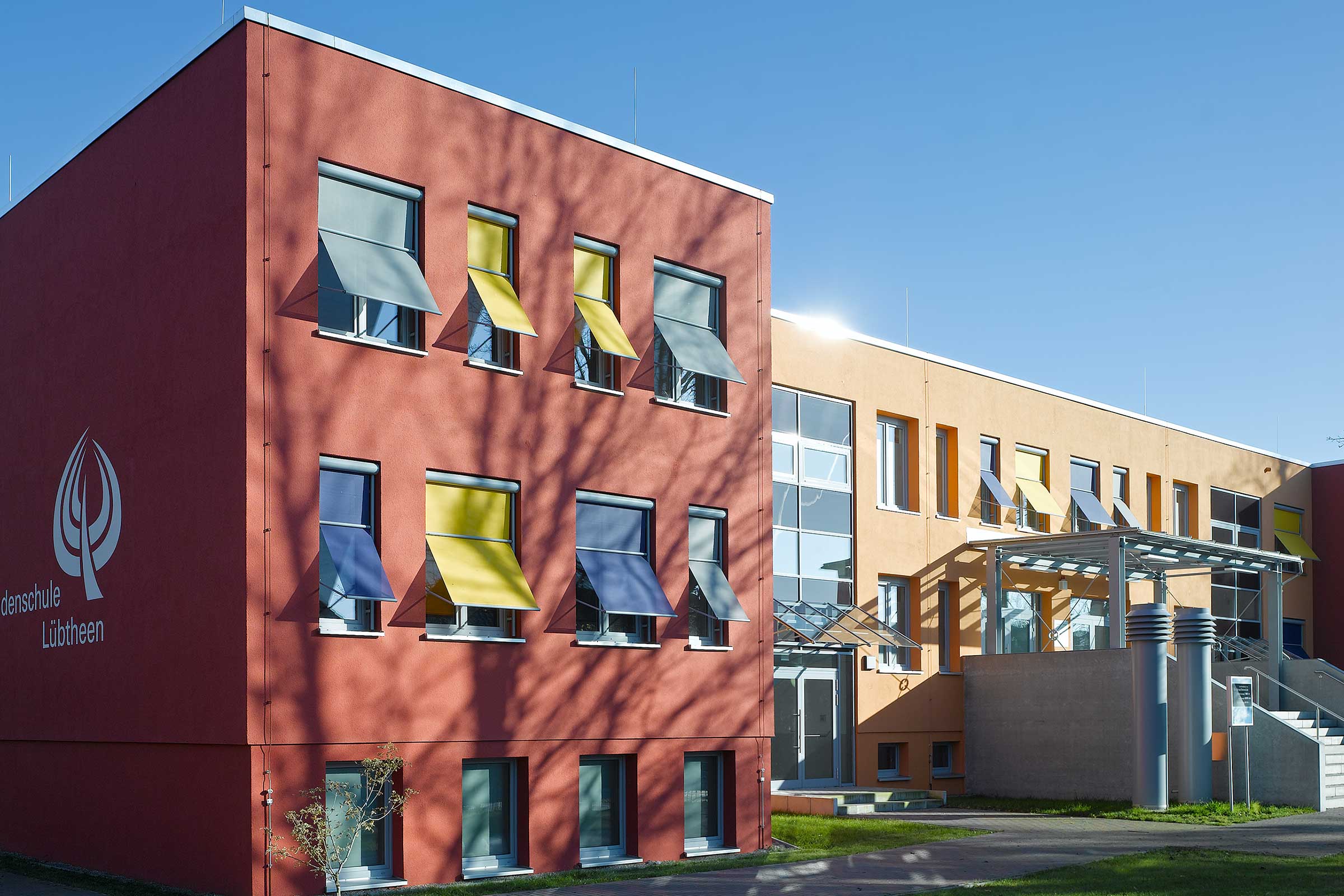 Fasadna boja: Disperziona boja StoColor Jumbosil u crvenoj i narandžastoj na ETICS fasadi od Sto