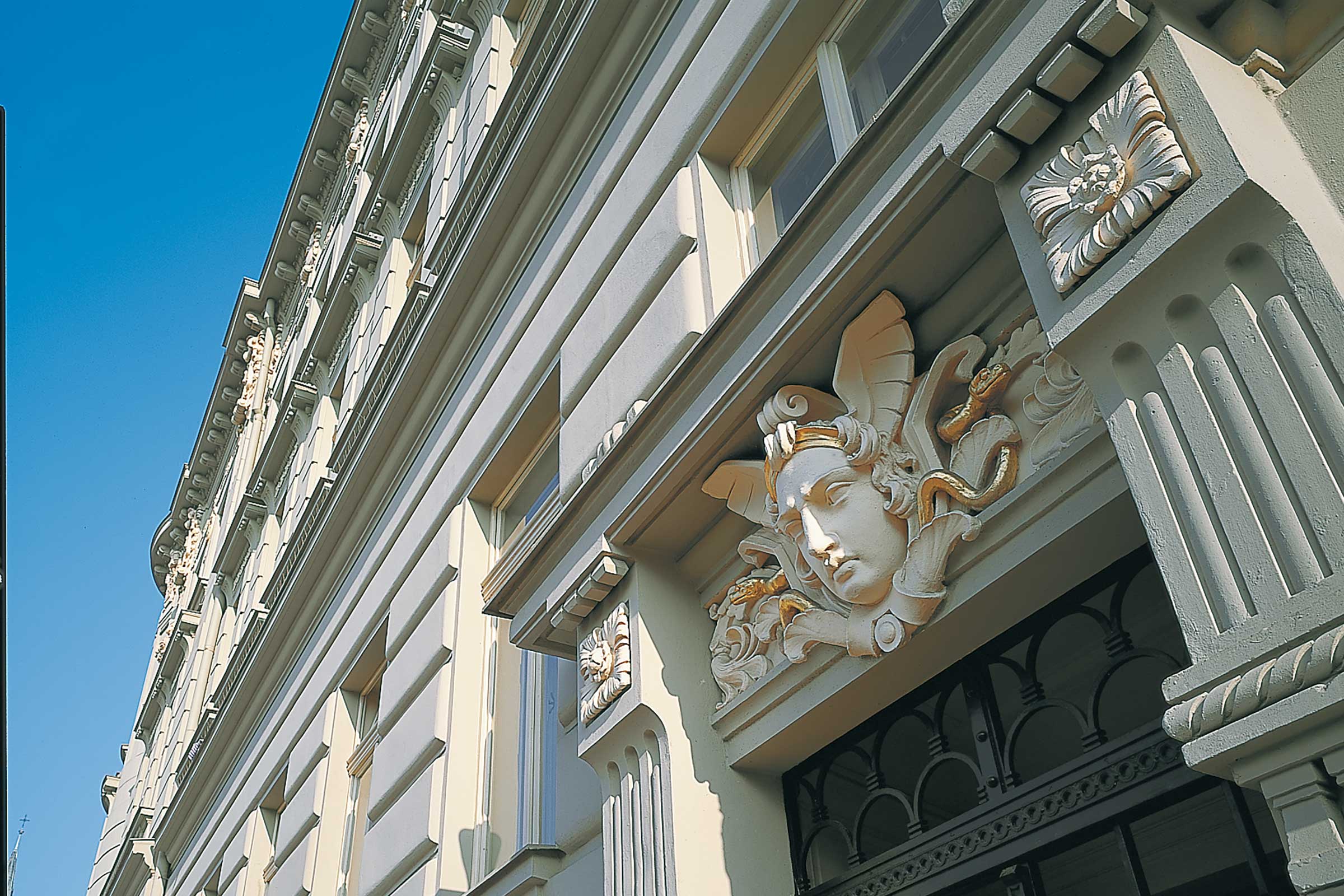 Silikatna fasadna boja: istorijska fasada opštine u Češkoj