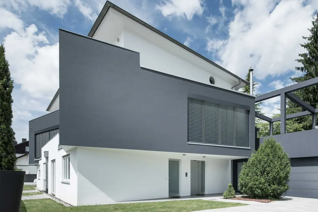 Fasadna boja siva i bela: StoColor Dryonic® za dugotrajno suve fasade, bela-siva fasada kuće