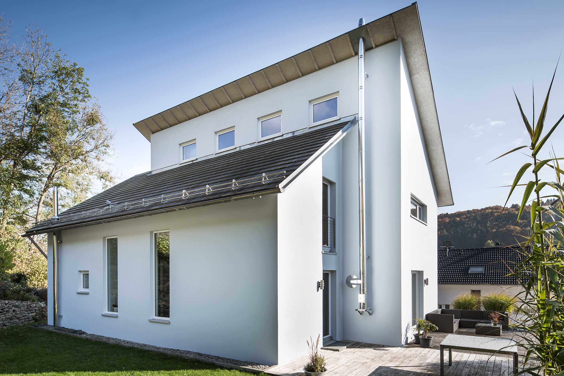 Bela fasadna boja: fasada kuće okrečena silikatnom bojom StoColor Solical u beloj boji.