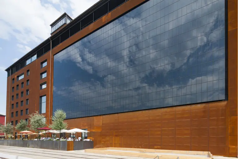 Fotonaponska fasada Rhein Kai Speicher 7 u Manhajmu, Nemačka.