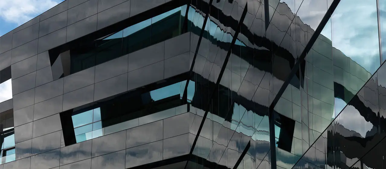 Moderna poslovna zgrada sa fasadnim sistemom StoVentec Black Panther.