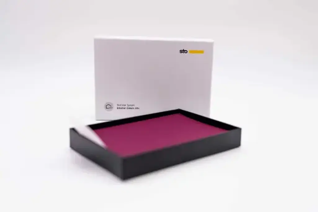 Kutija Sto Interior Colors 24+ sa uzorcima boja, bela kutija sa ljubičastim listovima unutra.