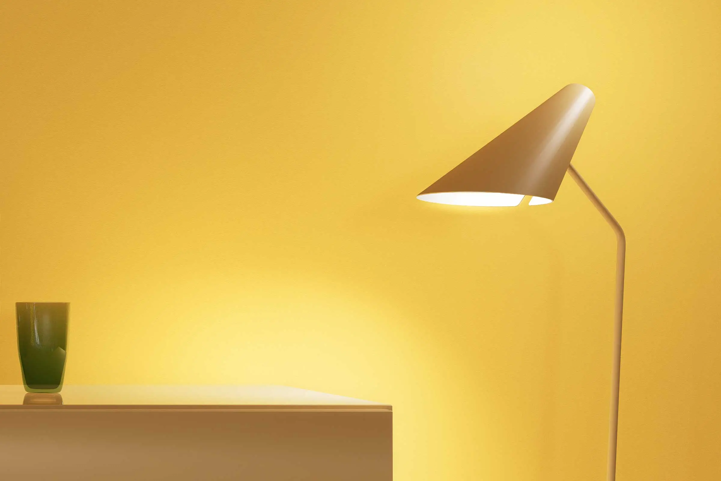 interior_colors_24plus_detail_essen3_lampe_gelbe_wand_2400x1600px6