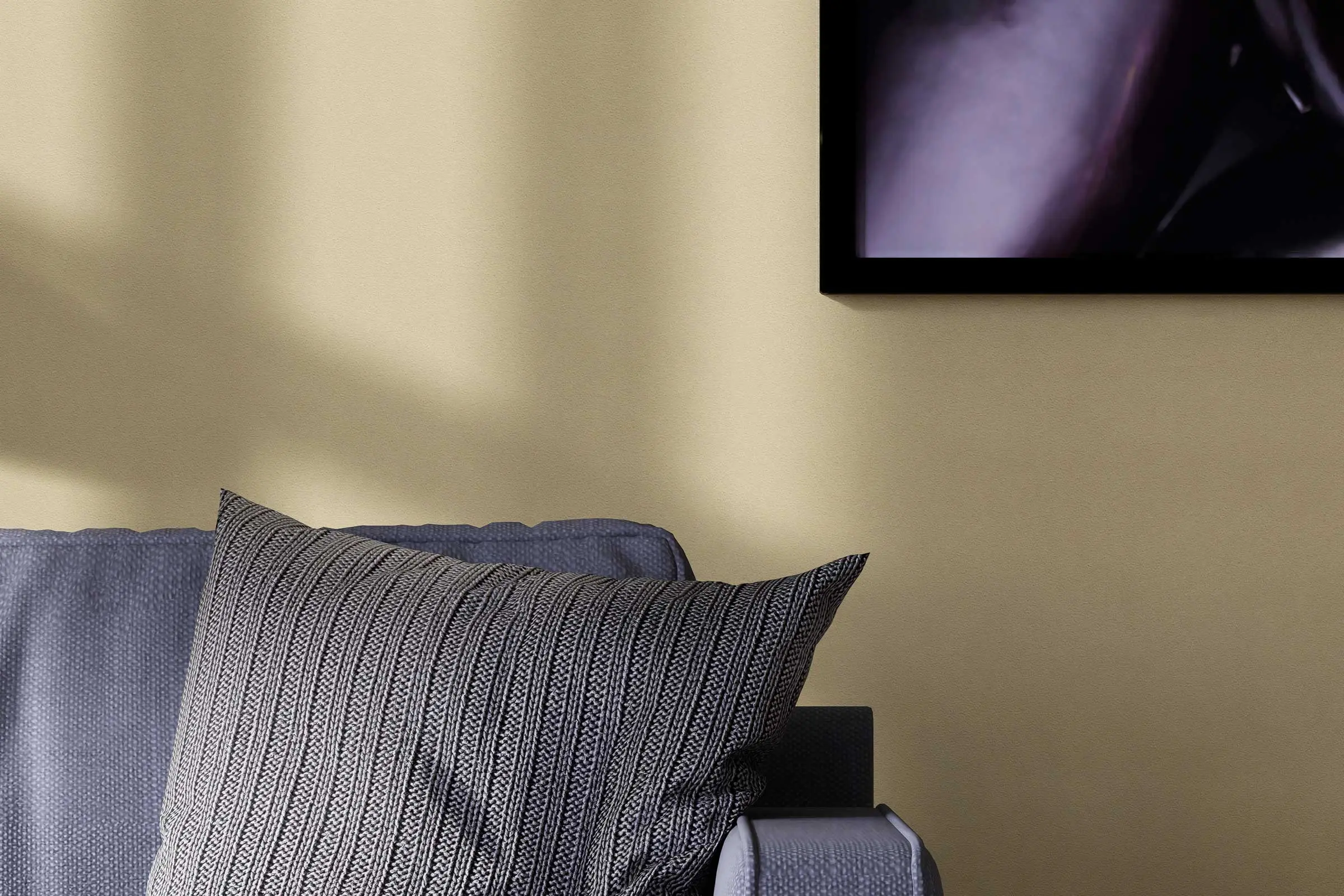 interior_colors_24plus_detail_schlafen1_sesselkissen_putzwand_lorbeer_farbton_2400x1600px